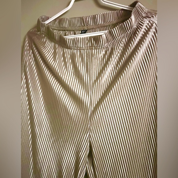 Silky pleated pants - Picture 3 of 4